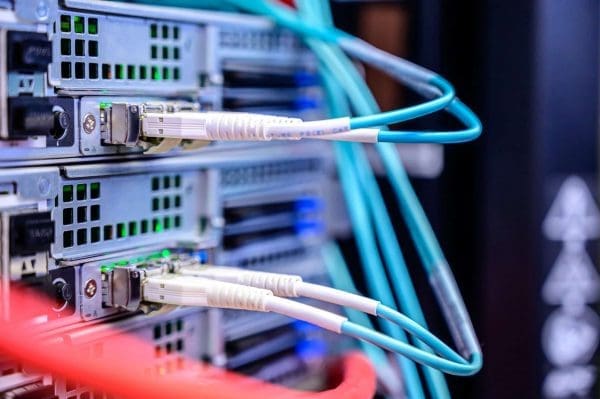 Netwerk switches en bekabeling in een serverruimte